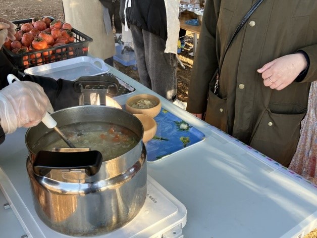 毎年子ども達と味噌づくり体験を行い<br/>その味噌を使用し豚汁を提供