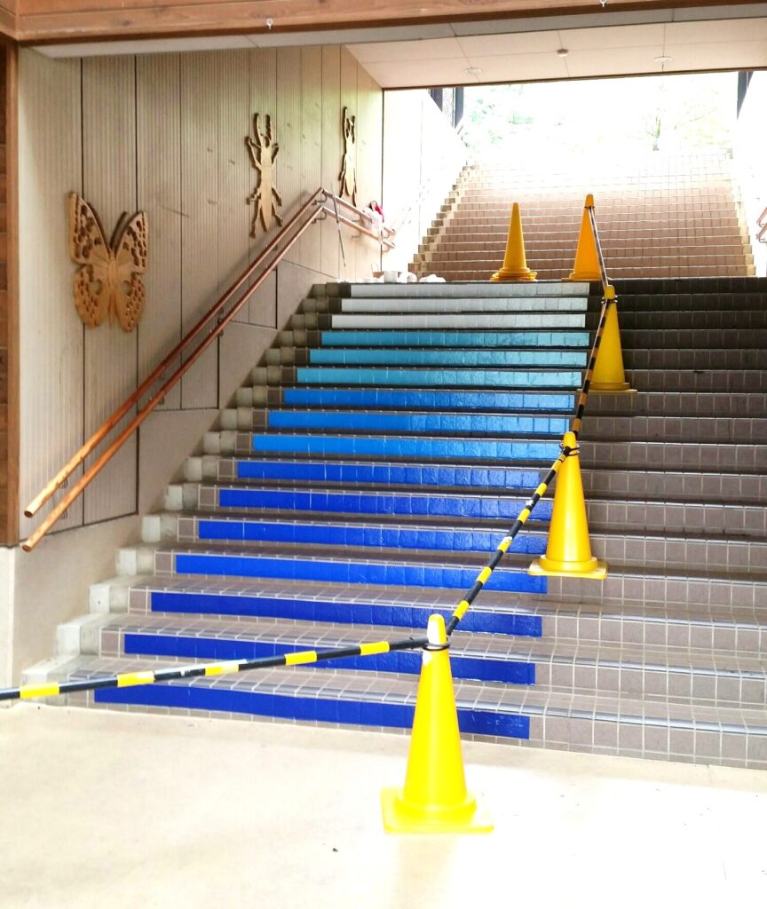 施工1日目、グラデーションにシートを貼っていきます