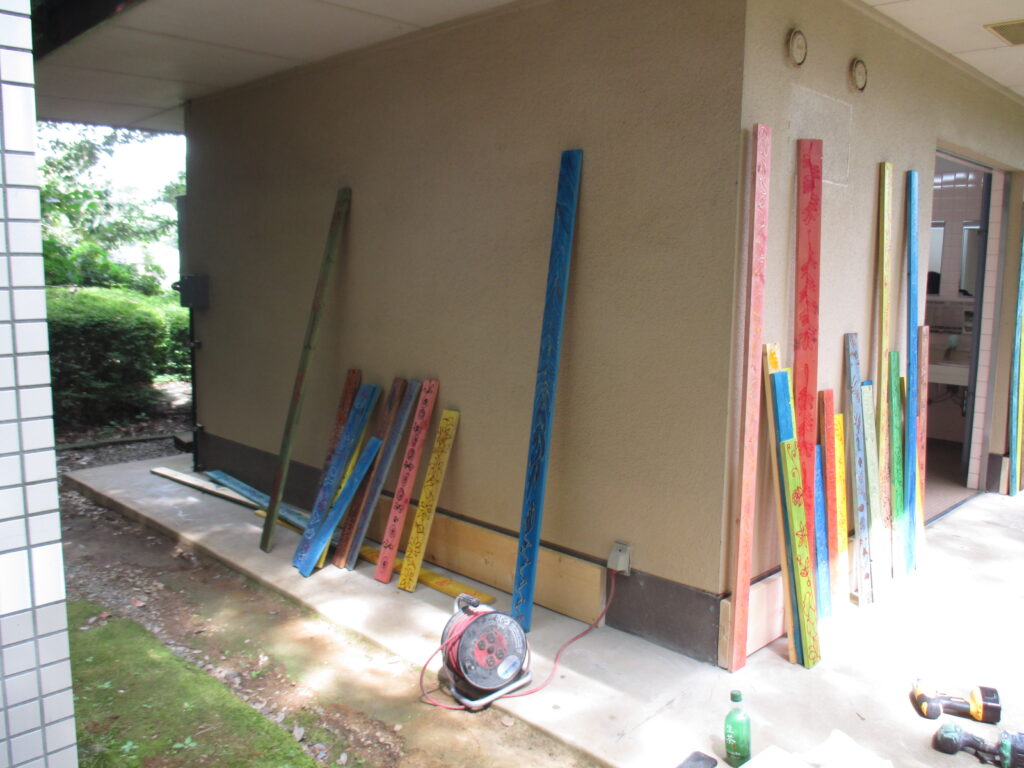 設置の様子　壁を傷つけないように下のみビス止めしています