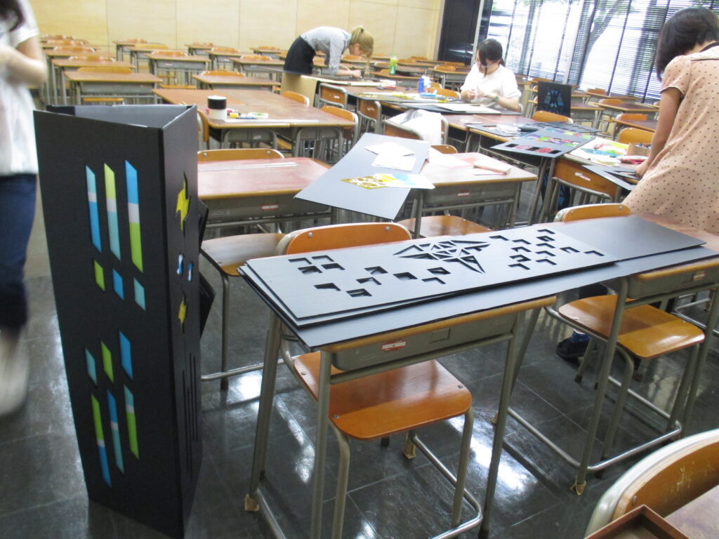 ゼミ生一人一人がカッターでデザインしていきます