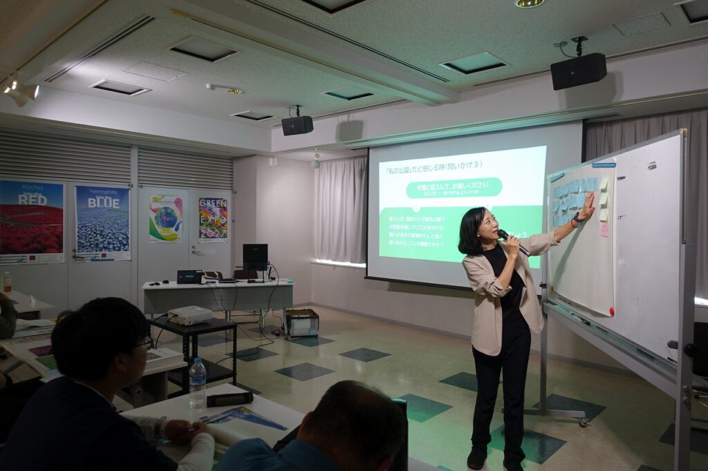 付箋に書かれた参加者の意見を紹介しながら、対話形式で講演を進める藤田直子教授