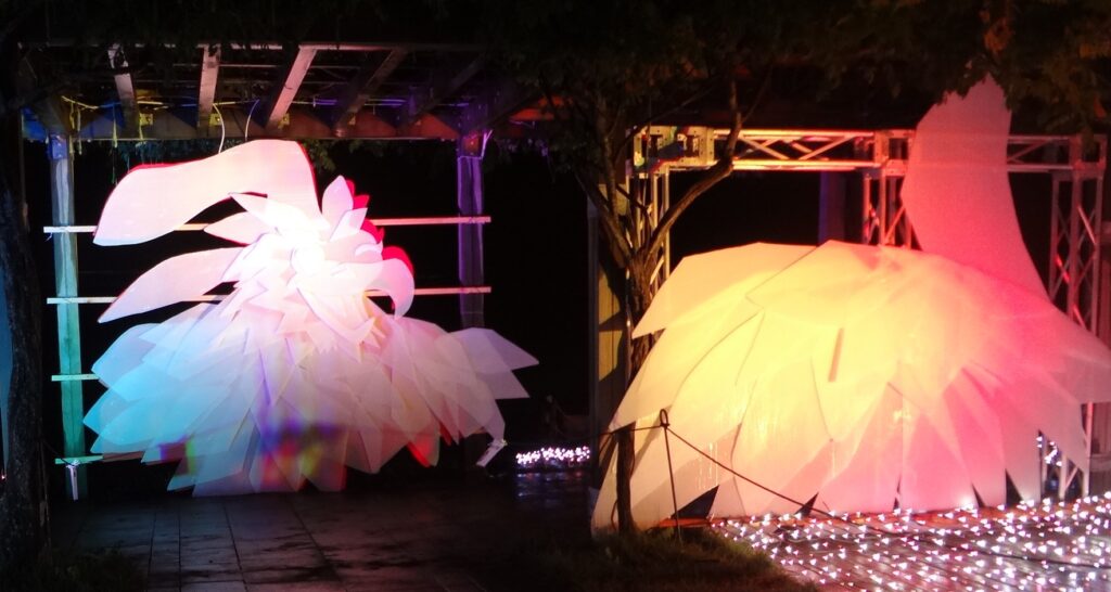 ライトを充てながらパーツを藤棚に固定していく