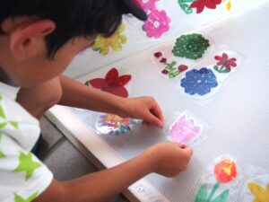 自分だけのお花パーツを貼ります