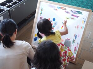 たくさんのお花パーツが貼られた状態