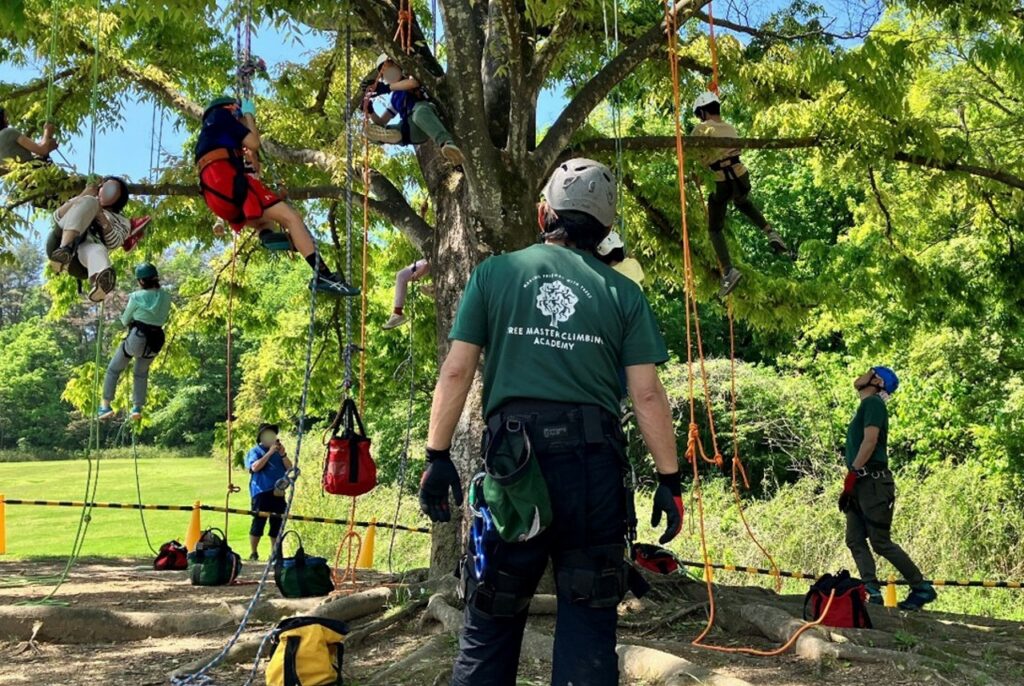 全国のツリーイング教室で活躍する <br/>TMCAスタッフ（提供：国営武蔵丘陵森林公園）