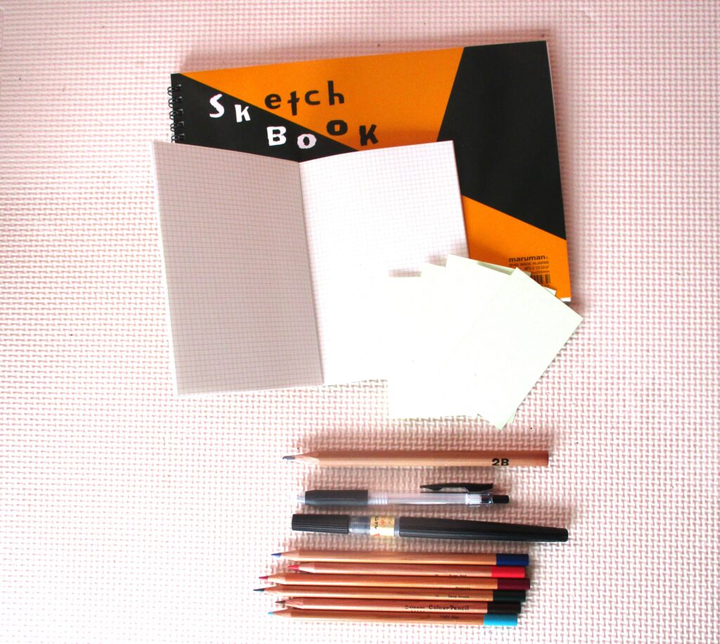 上）　スケッチブック、ミニノート、名刺サイズの紙　下）鉛筆、ペン、筆ペン、色鉛筆