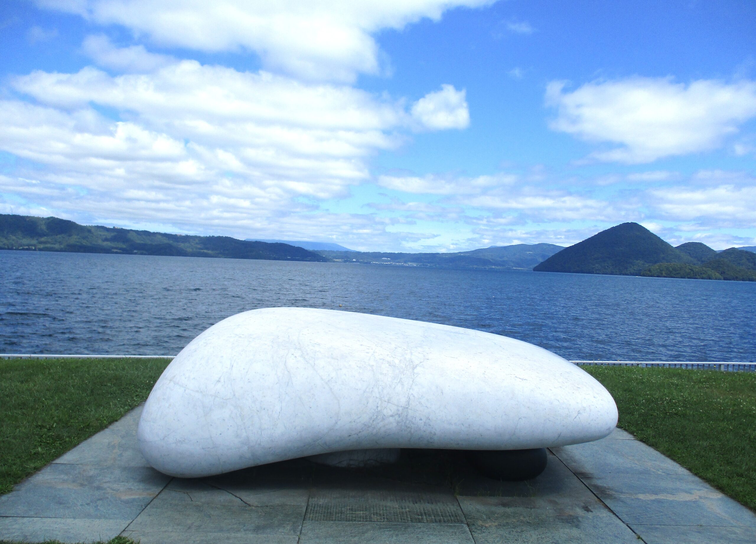 洞爺湖ぐるっと彫刻公園に設置されている安田侃の「意心帰」、北海道を代表する彫刻家による大理石の作品です。