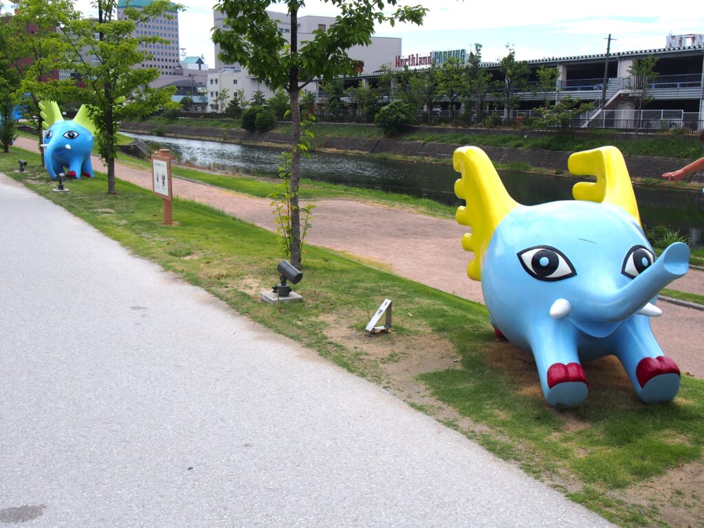 富山県富山市富岩運河環水公園にある富山県美術館のマスコットキャラクター、永井一正デザインの「ミルゾー」。素材はFRP。