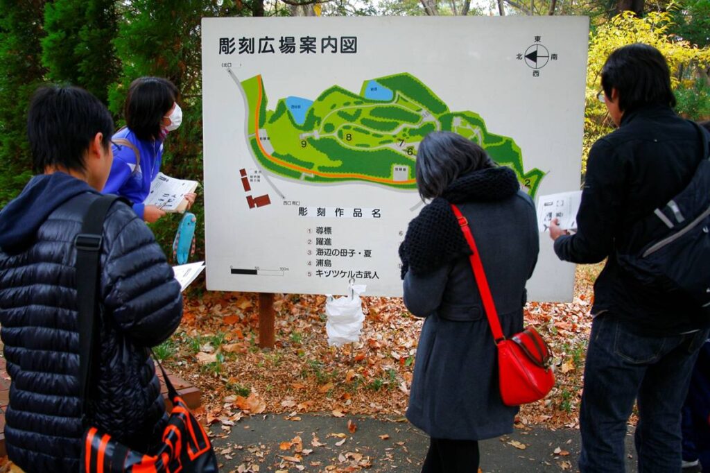 彫刻の場所を地図で確認する参加者