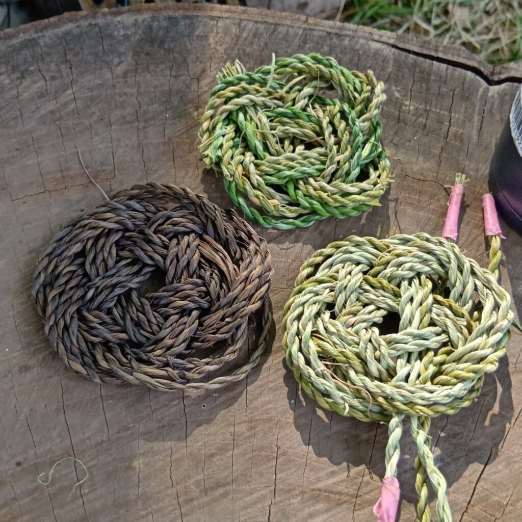 チカラシバとカゼクサの草縄をかごめ結びにした 草縄細工のコースター