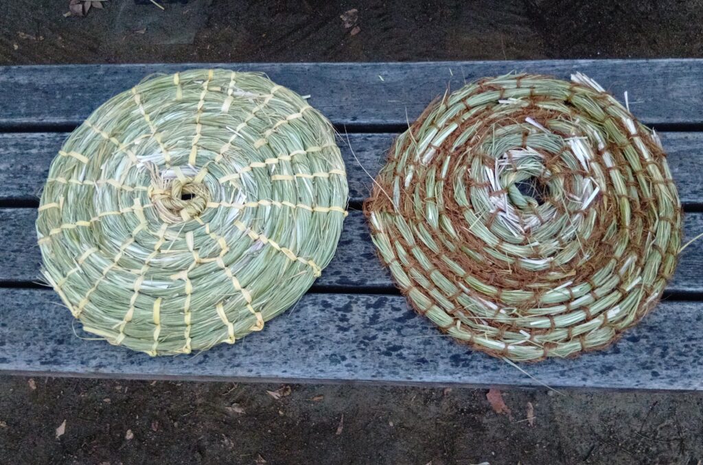 チカラシバの刈り草をコイリング編みした草座布団